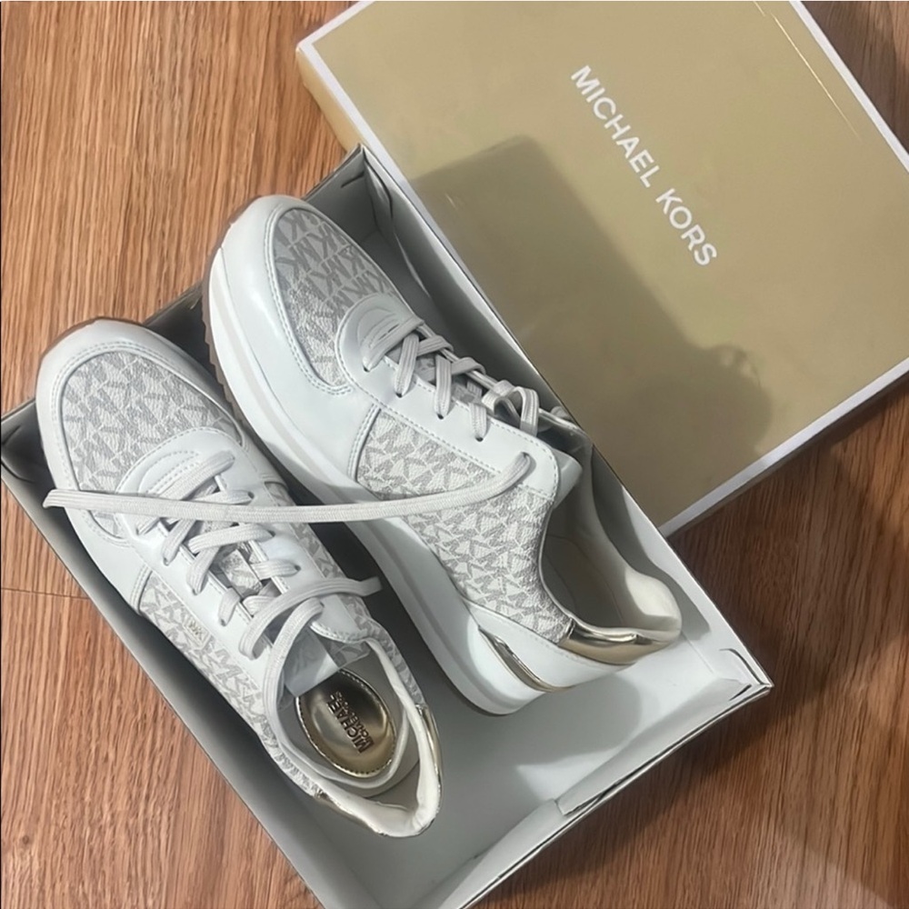 Michael Kors Women's cream Sneakers